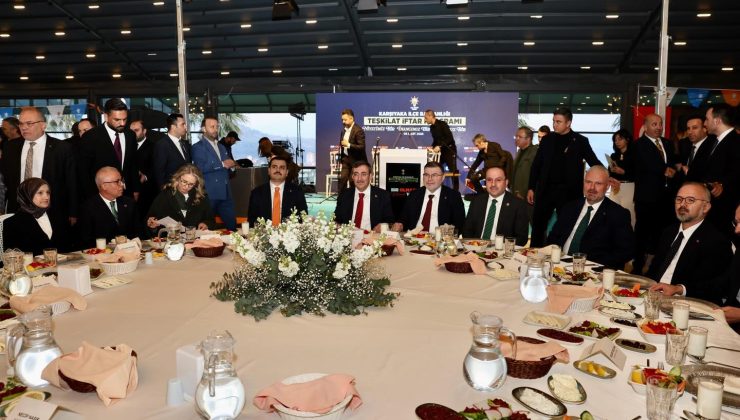 Karşıyaka’da AK Parti İftarı: Geniş Katılım, Siyasetin Önemli İsimleri Aynı Sofrada