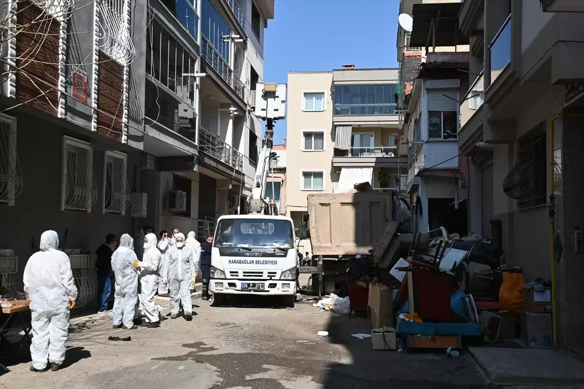 Karabağlar’da 2 Katlı Evden 12 Kamyon Çöp Çıktı!