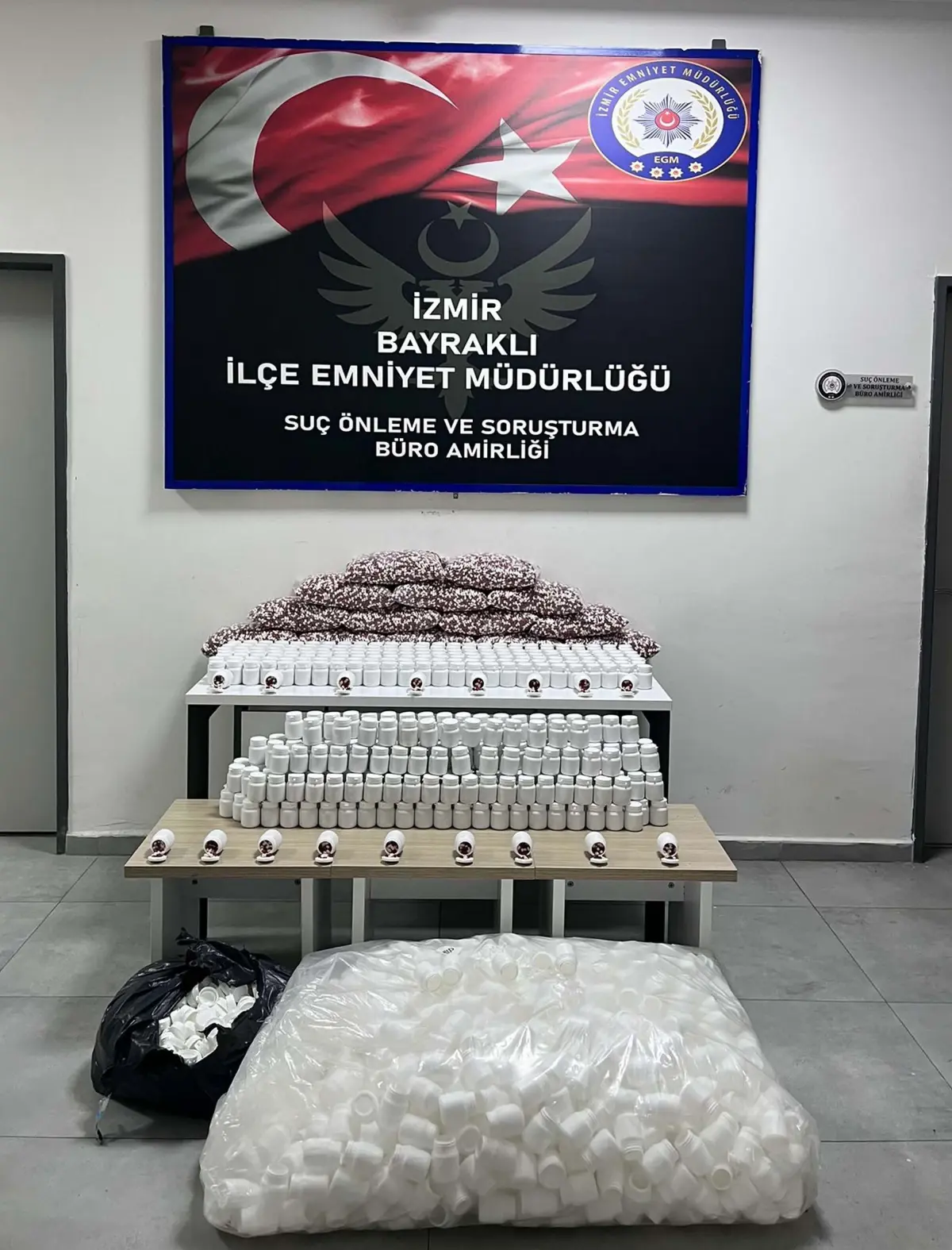 İzmir’de Polisiye Operasyon: 80 Bin Hap Ele Geçirildi!