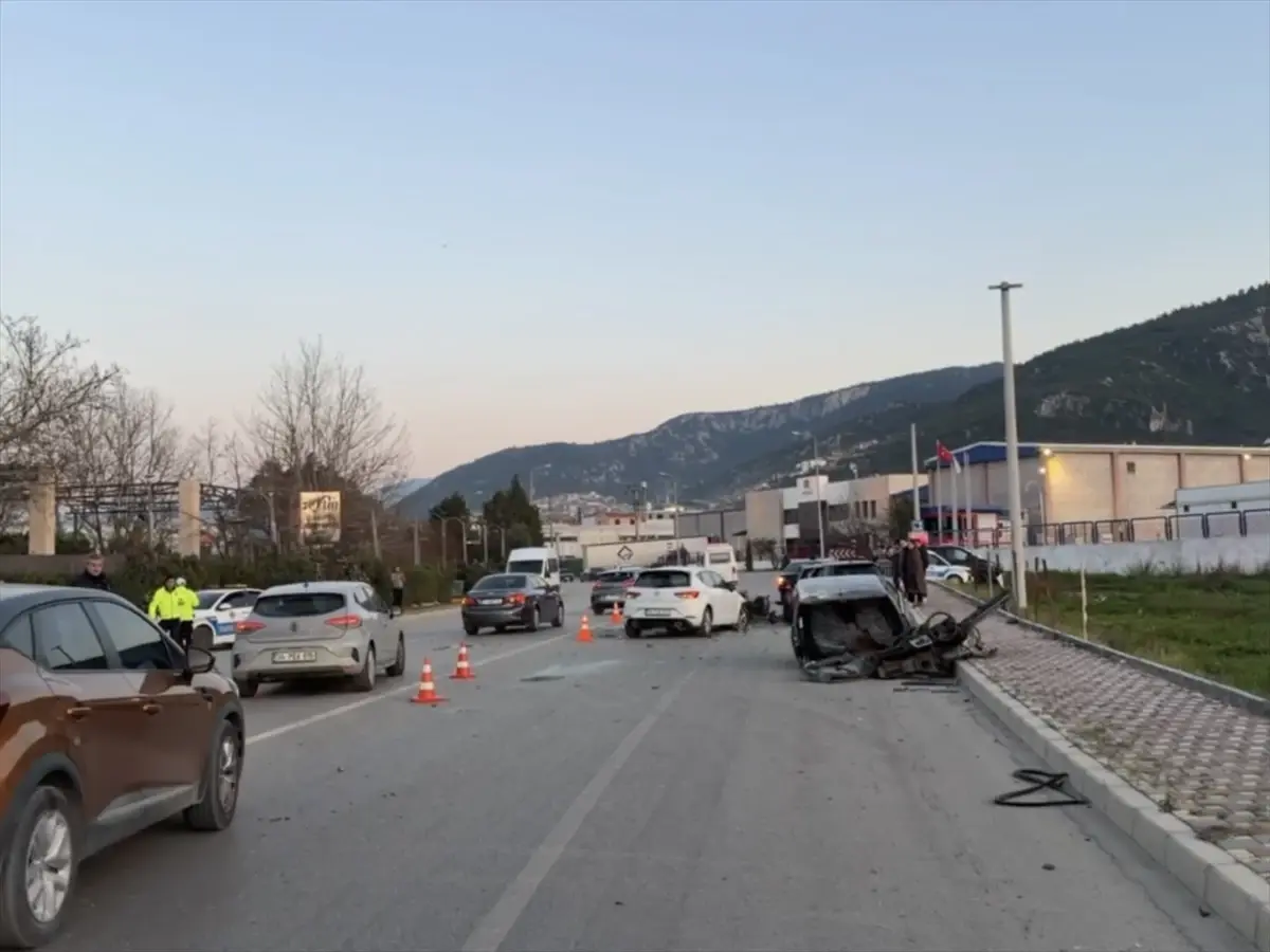 Kemalpaşa’da Trafik Kazası: 3 Kişi Yaralandı