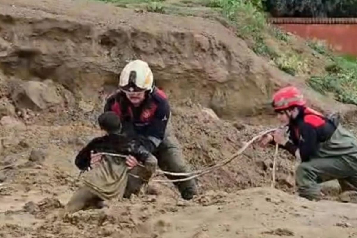 Torbalı’da Çocuklar Çamura Saplanıp Kurtarıldı!