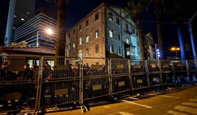 İzmir Meslek Fabrikası’na Abluka: Başkan Döndü!