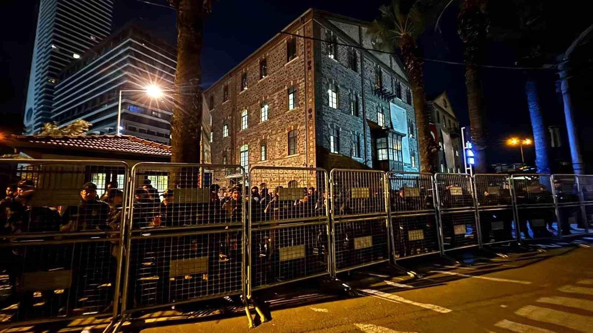 İzmir Meslek Fabrikası’na Abluka: Başkan Döndü!